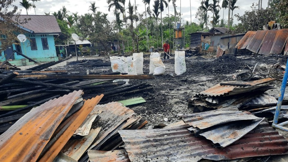 polisi-olah-tkp-kebakaran-mushola-dan-rumah-warga-di-sp5