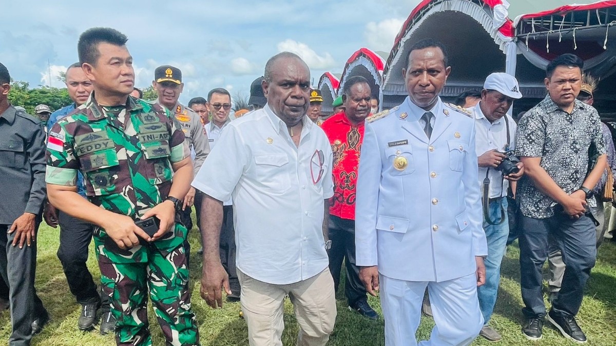 PJ Gubenur Provinsi Papua Selatan Apolo Safanpo didamping Bupati Merauke, Romanus Mbaraka. Foto : Ami/ Papua60detik