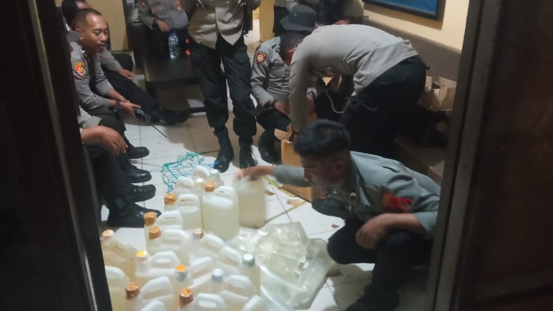 polisi-sita-185-liter-minuman-keras-di-pelabuhan-pomako