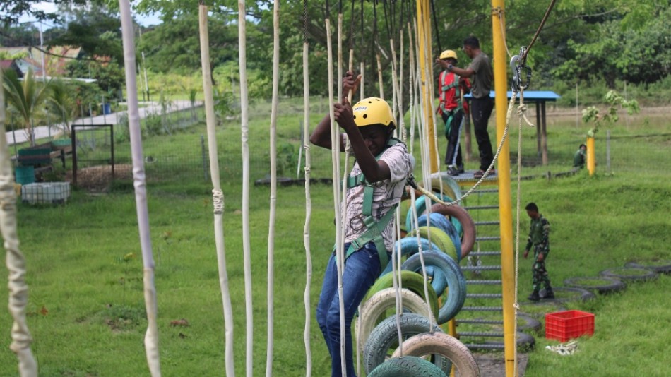 ratusan-siswa-menjajal-wahana-outbound-brigif-raider-20ijk3-kostrad-timika