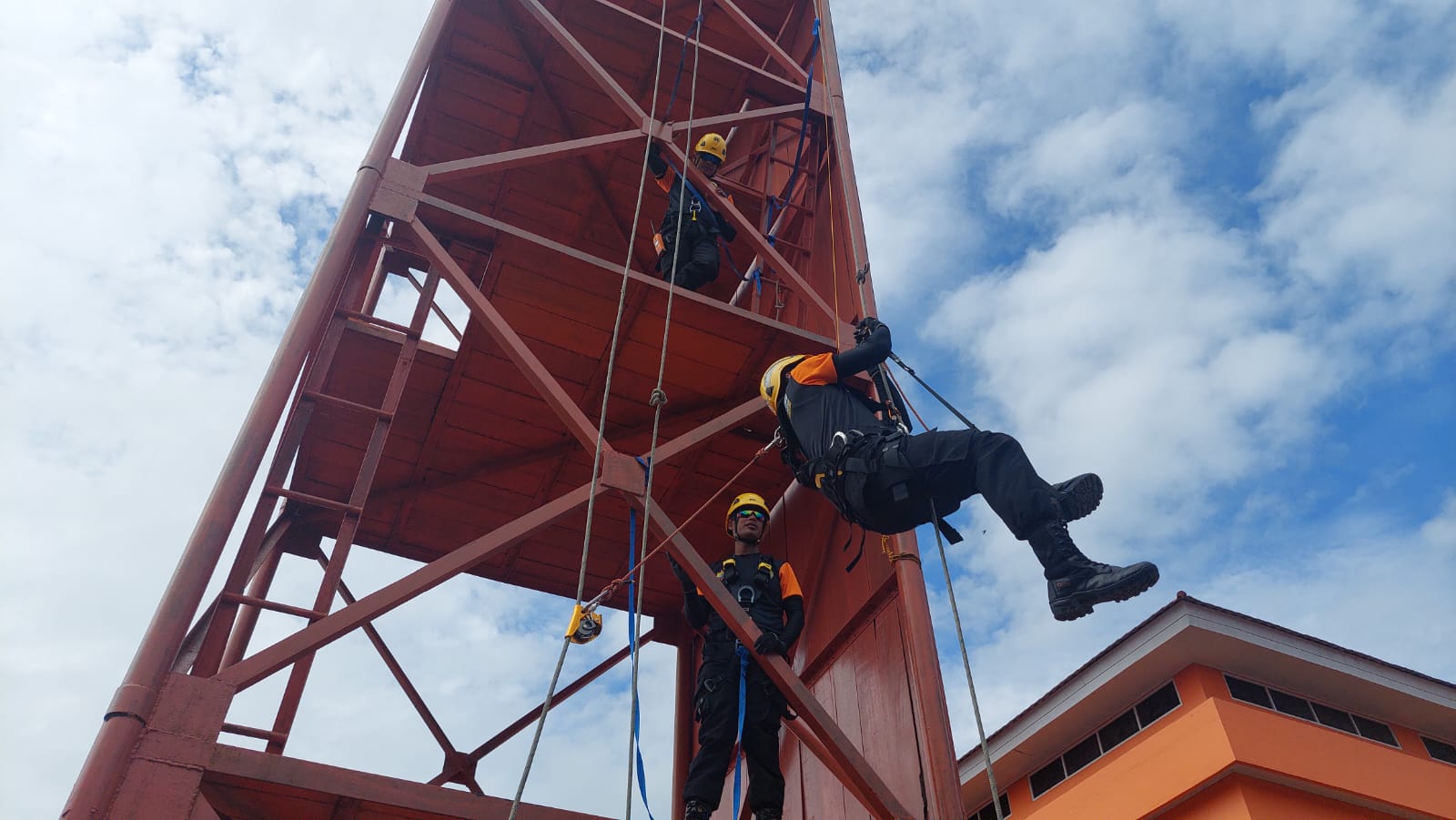 sar-timika-latihan-teknik-pertolongan-di-ketinggian