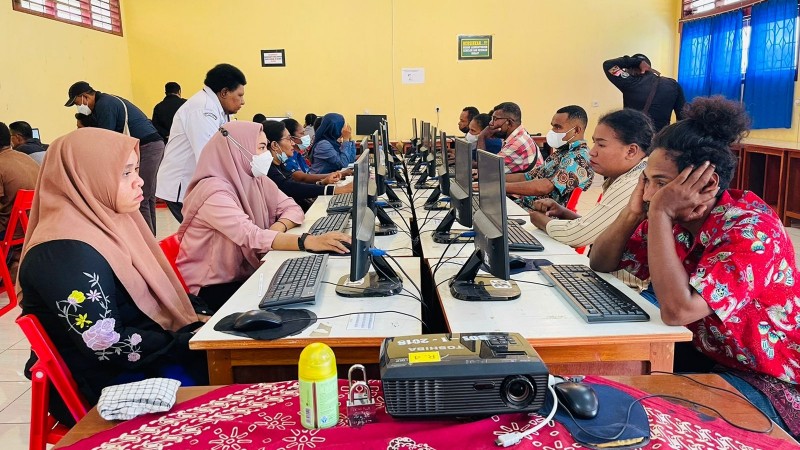 Calon anggota PPD sedang mengikuti CAT di Ruang SMKN 3 Merauke, Kamis (8/12/2022). Foto: Ami/ Papua60detik