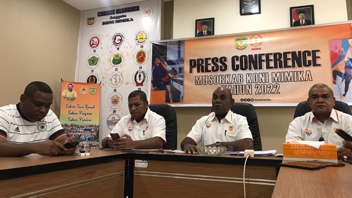 Tim penjaringan bakal calon Ketua Umum KONI Mimika saat melakukan konferensi pers di Kantor KONI Mimika, Sabtu (10/12/2022). Foto: Faris/ Papua60detik