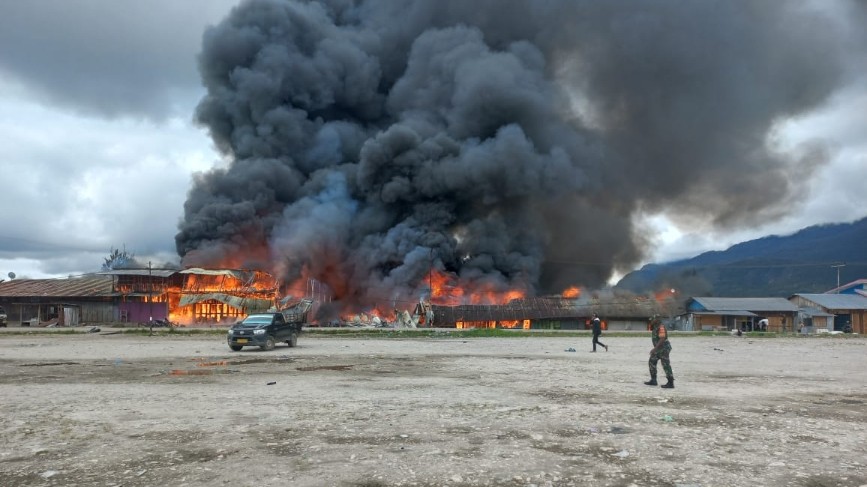 Kompleks Pasar Waghete Kabupaten Deiyai dibakar oleh sekelompok orang, Senin (12/12/2022). Foto: Humas Polda Papua
