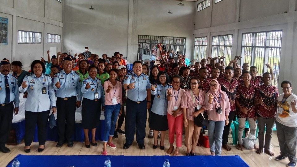 fjpi-papua-berbagi-kasih-ke-warga-binaan-perempuan-dan-anak-di-keerom