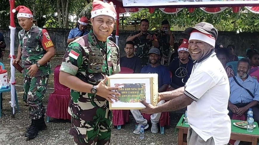 warga-kadun-jaya-dapat-bantuan-sembako-dari-kodim-1710-mimika