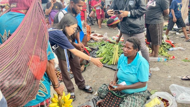 peringati-hari-ibu-gmki-timika-berbagi-coklat-ke-mama-mama-papua