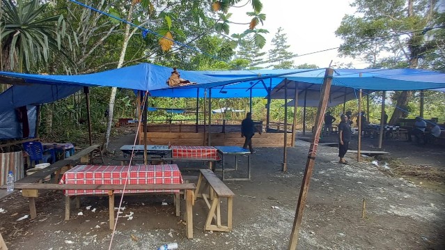Pembongkaran dan pemusnahan arena judi sabung ayam dan dadu di Kilometer 10, Senin (26/12/2022) kemarin.  Foto: Satreskrim Polres Mimika