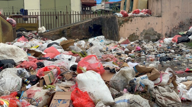 pedagang-pasar-wamanggu-keluhkan-bau-busuk-tumpukan-sampah