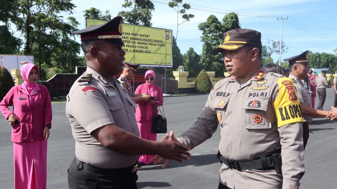 102-personel-polri-di-mimika-dan-puncak-naik-pangkat