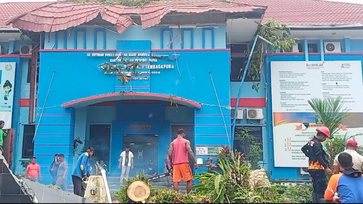 tim-bpbd-bersihkan-pohon-tumbang-di-kantor-imigrasi