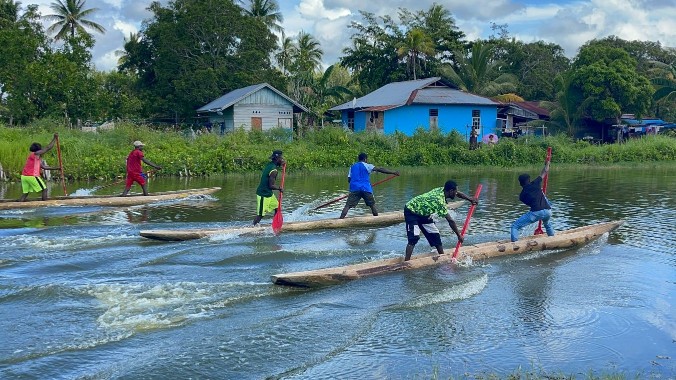 Peserta lomba dayung tradisional dalam rangka HUT ke-121 Merauke, Rabu (1/2/2023). Foto: Ami/ Papua60detik