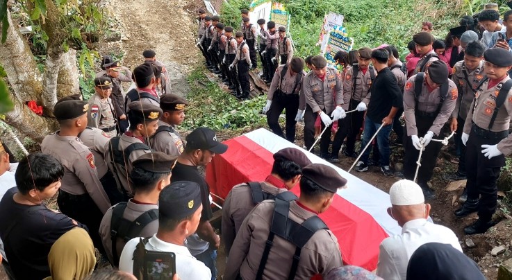 kapolres-mimika-pimpin-upacara-pemakaman-bripda-risman-korban-jembatan-putus