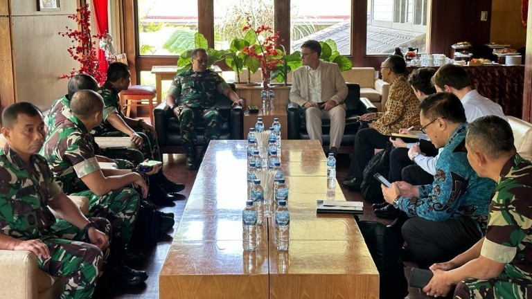 konsuler-dubes-selandia-baru-tiba-di-timika-terkait-pilot-pesawat-susi-air