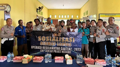 satlantas-polres-merauke-sosialisasi-berlalulintas-ke-warga-kampung-kumaaf