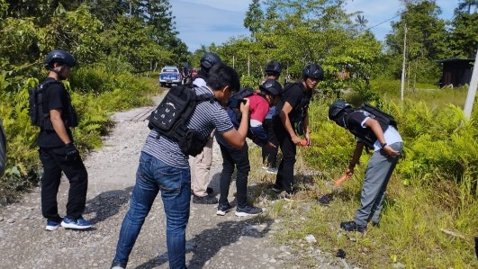 polisi-olah-tkp-kasus-penembakan-anggota-tni-di-yahukimo