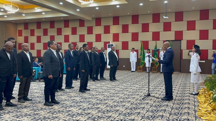 benhur-tomi-mano-lantik-tiga-pengurus-askab-pssi-di-papua-selatan