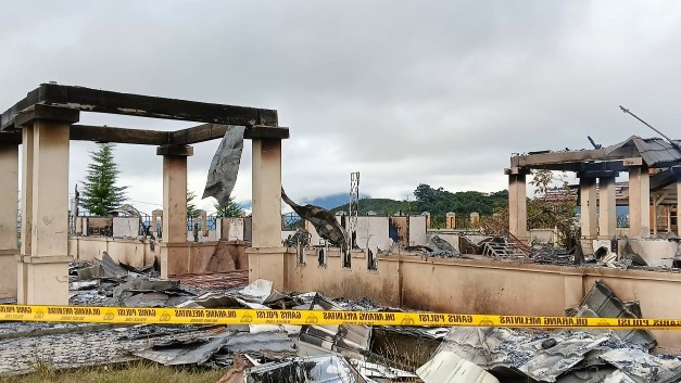 Kantor DPRD Kabupaten Dogiyai di Jalan Trans Nabire - Enarotali terbakar pada Sabtu (18/3/2023). Foto: Humas Polda Papua
