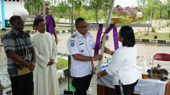 sambut-paskah-pemkab-mappi-pasang-300-salib