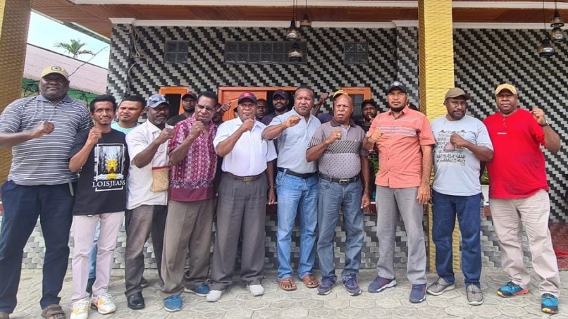 Ketua Lemasko Gerry Okoare beserta pengurusnya. Foto: Faris/ Papua60detik