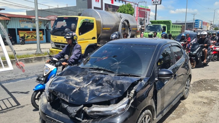 Mobil Brio Hitam yang mengalami kecelakaan, Sabtu (8/4/2023). Foto: Faris/Papua60detik
