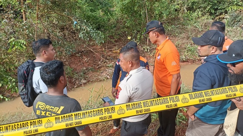 polres-merauke-olah-tkp-mobil-avanza-terseret-arus