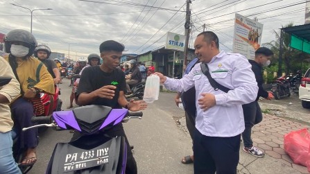 berbagi-di-bulan-ramadan-bpc-hipmi-mimika-bagi-bagi-takjil