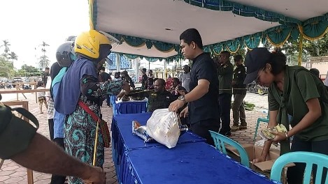 warga-timika-serbu-pasar-pangan-murah