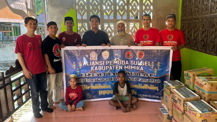 aliansi-pemuda-sulsel-bagikan-sembako-ke-warga