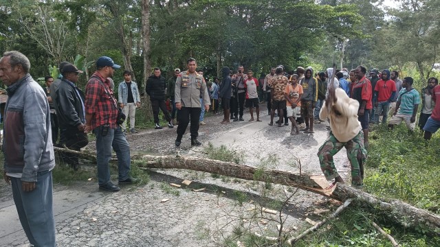 terprovokasi-isu-penculikan-warga-serang-koramil-kurulu-bakar-rumah-palang-jalan