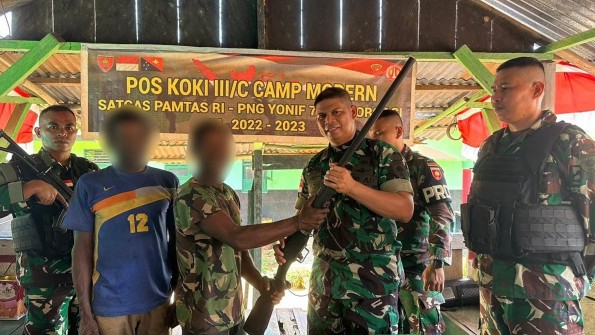 J dan E menyerahkan senjata api kepada prajurit Pos Satgas Pamtas RI-PNG Yonif 725/Woroagi, Kolakops Korem 174/ATW di Kabupaten Boven Digoel, Papua Selatan. Jumat, (5/5/2023). Foto: Istimewa