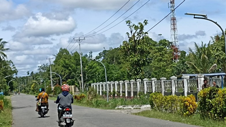 Lampu penerangan jalan bertenaga panel surya di sepanjang Jalan Kwamki Narama. Foto: Eka/ Papua60detik