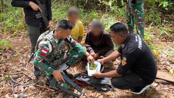 satgas-pamtas-ri-png-kembali-tangkap-pelajar-pembawa-ganja