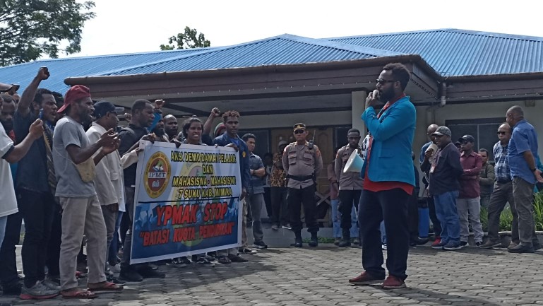 unjuk-rasa-di-ypmak-mahasiwa-timika-tuntut-empat-poin