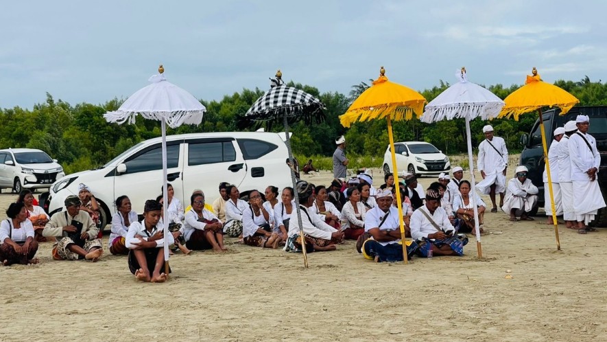 jelang-peresmian-pura-umat-hindu-merauke-melasti-di-pantai-lampu-satu