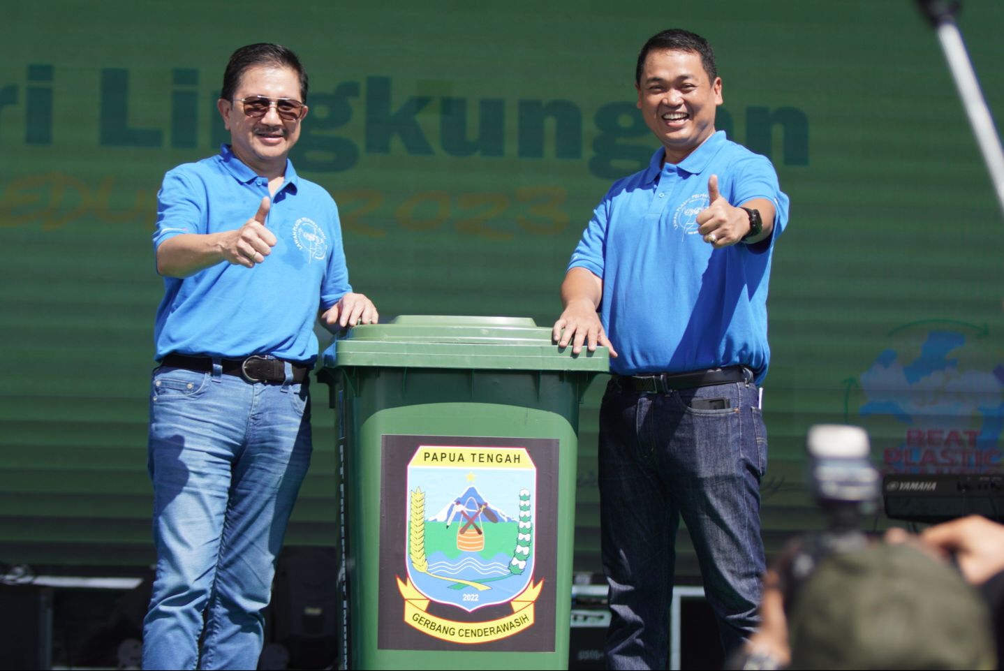 Presdir PTFI, Tony Wenas menyerahkan secara simbolis 500 tempat sampah kepada Sekda Provinsi Papua Tengah, Valentinus S Sumito. Foto: Joe Situmorang/ Papua60Detik