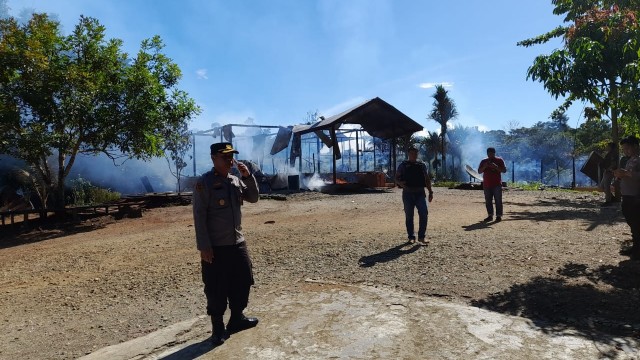 Kondisi rumah yang terbakar buntut konflik antar dua suku di Nabire, Papua Tengah. Foto: Humas Polda Papua