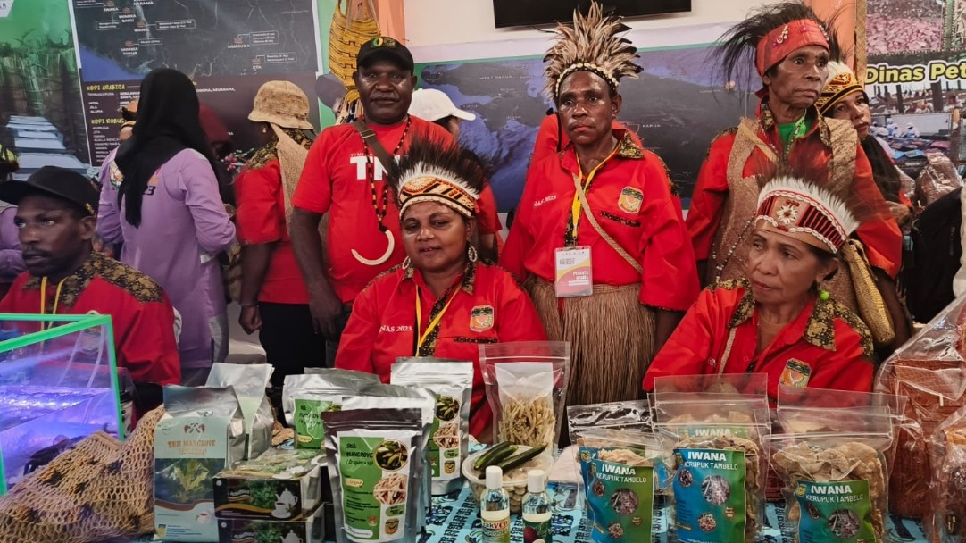 pengunjung-takjub-lihat-olahan-sagu-mimika-di-penas-ktna-padang