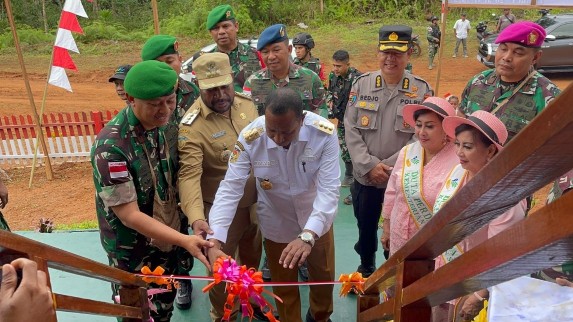 apolo-safanpo-resmikan-rumah-baca-di-perbatasan-ri-png-boven-digoel