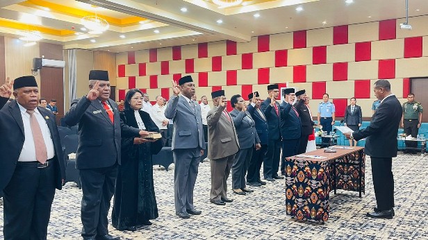 apolo-safanpo-lantik-9-pejabat-eselon-ii-papua-selatan