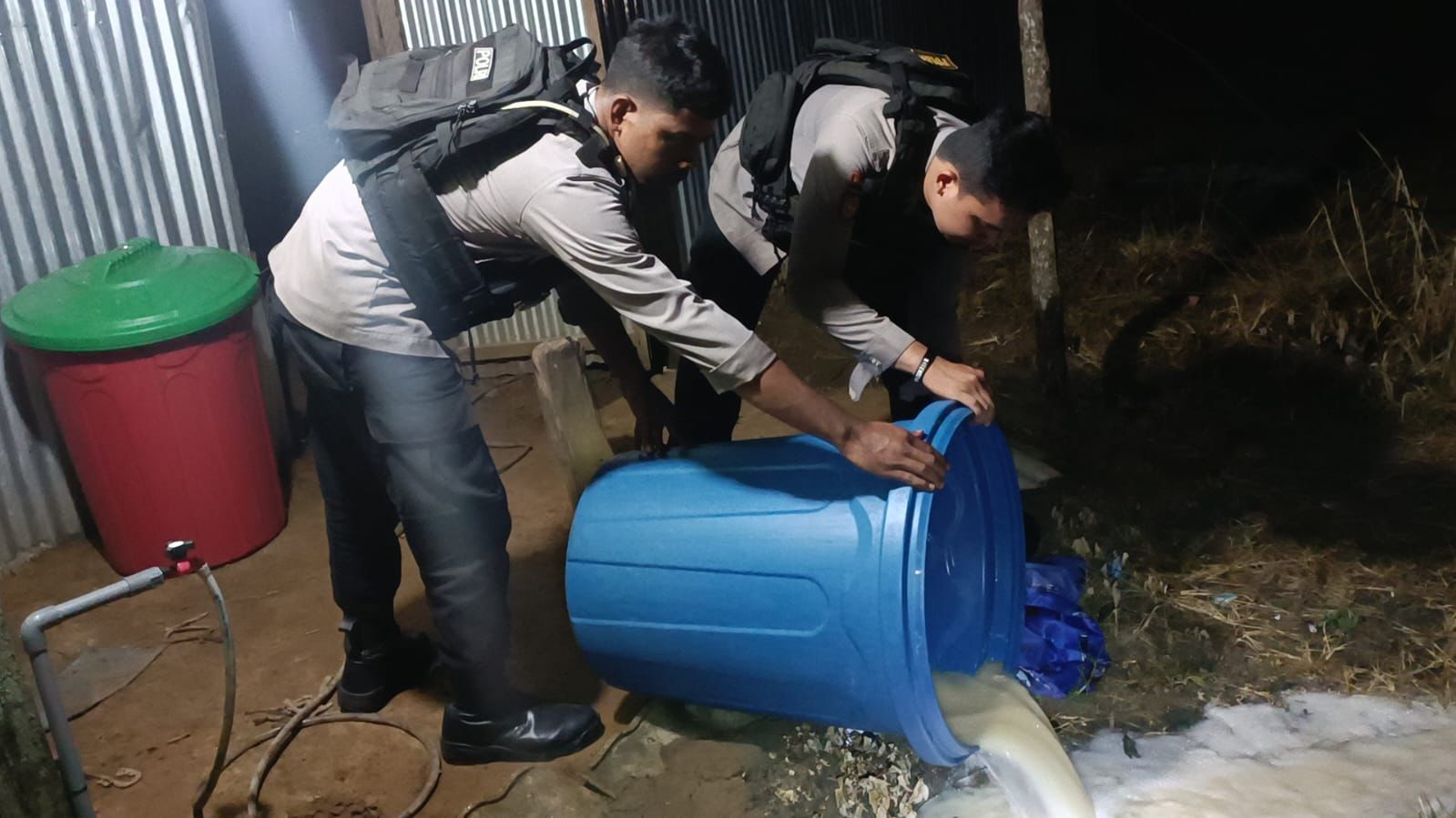 polres-merauke-grebek-pabrik-miras-lokal-ratusan-liter-sopi-disita