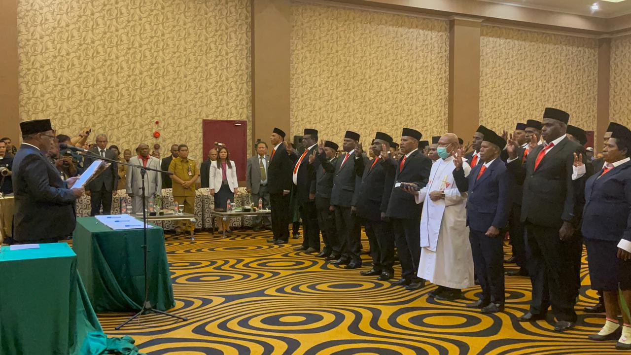 wamendagri-lantik-33-anggota-majelis-rakyat-papua-selatan