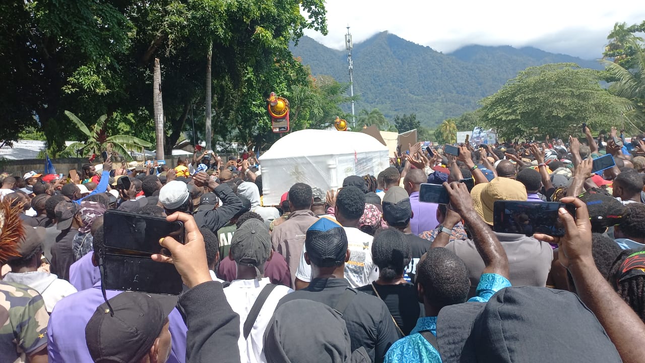tiba-di-jayapura-jenazah-lukas-enembe-diarak-massa-ke-rumah-duka