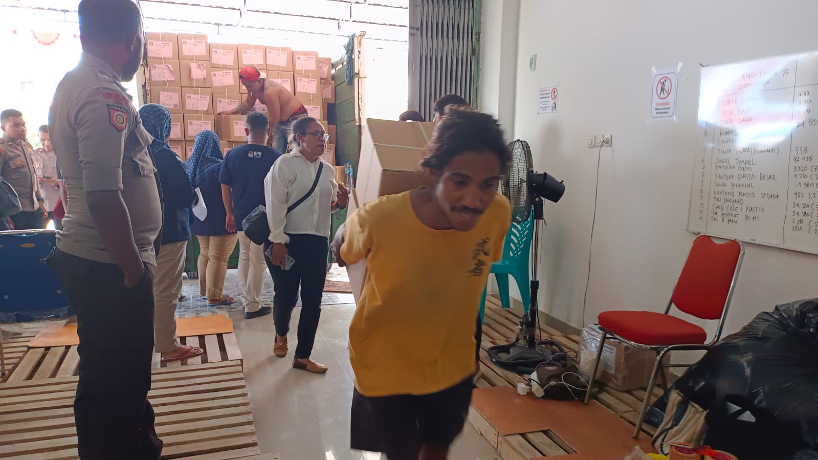 kpu-mimika-terima-surat-suara-pilpres-dan-dpd-ri-dpr-menyusul