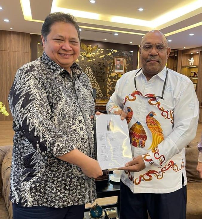 resmi-jadi-anggota-partai-golkar-pieter-yan-magal-siap-maju-sebagai-calon-bupati-mimika
