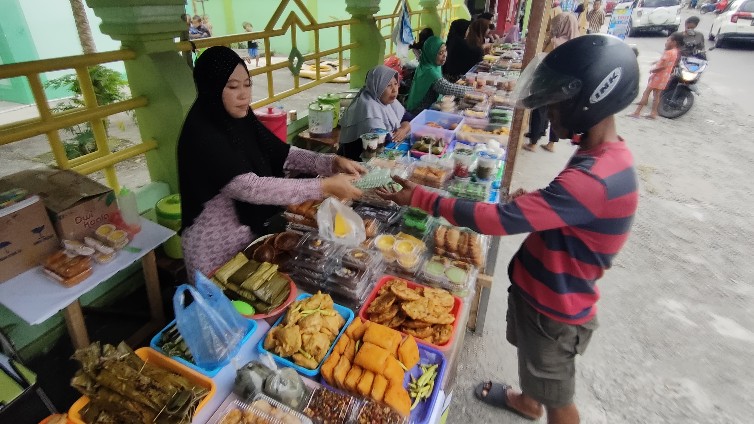 Lapak takjil buka puasa di Jalan Ki Hajar Dewantara, depan Masjid Agung Babussalam Timika. Foto: Burhan/ Papua60detik
