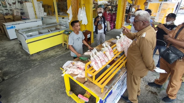 jelang-lebaran-wabup-john-rettob-pantau-harga-kebutuhaan-pokok-di-pasar