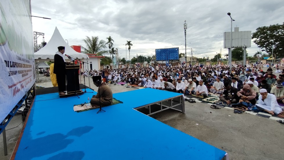 sempat-gerimis-salat-idul-fitri-di-halaman-gedung-eme-neme-tetap-khidmat