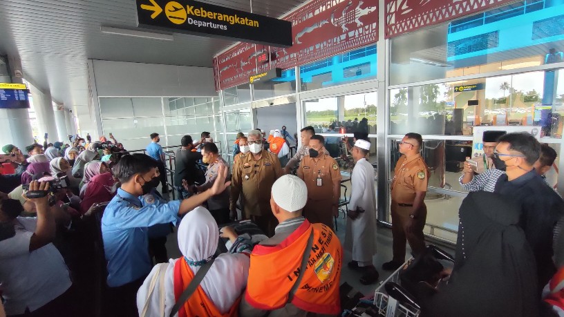 wabup-lepas-jemaah-haji-mimika-ke-embarkasi-makassar