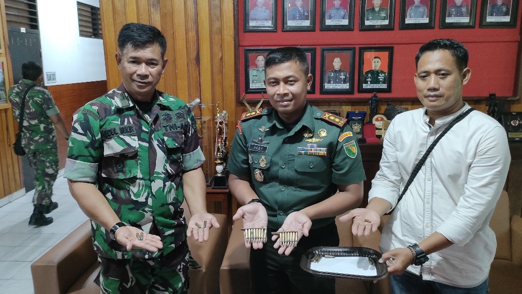 dapat-puluhan-butir-amunisi-di-kebun-warga-serahkan-ke-kodim-mimika